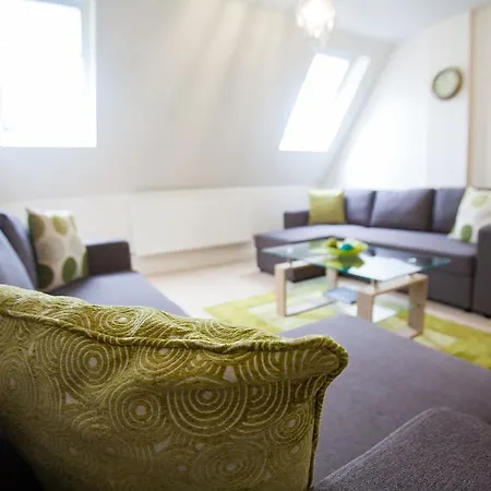 Comfortable Town Centre Apartments, Free Parking, Sleeps Up To 8 *