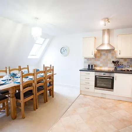 Apartment Comfortable Town Centre Apartments, Free Parking, Sleeps Up To 8 Swindon
