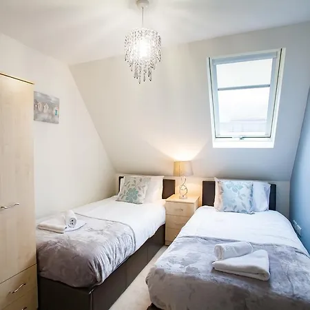 Comfortable Town Centre Apartments, Free Parking, Sleeps Up To 8 Apartment Swindon