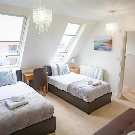 Apartment Comfortable Town Centre Apartments, Free Parking, Sleeps Up To 8 *