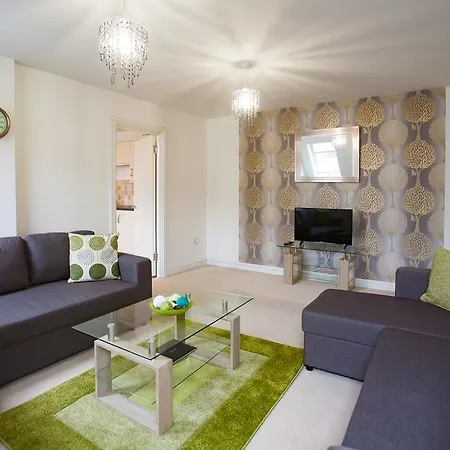 Comfortable Town Centre Apartments, Free Parking, Sleeps Up To 8