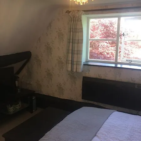 The Three Horseshoes Annex 4*