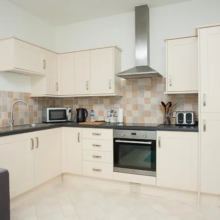 Apartment Comfortable Town Centre Apartments, Free Parking, Sleeps Up To 8 Swindon