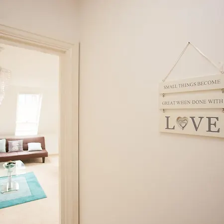 Comfortable Town Centre Apartments, Free Parking, Sleeps Up To 8 Apartment *
