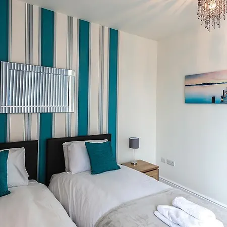 Comfortable Town Centre Apartments, Free Parking, Sleeps Up To 8 Apartment
