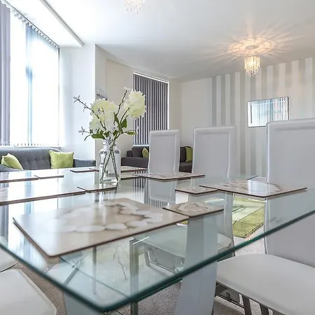Comfortable Town Centre Apartments, Free Parking, Sleeps Up To 8 Apartment