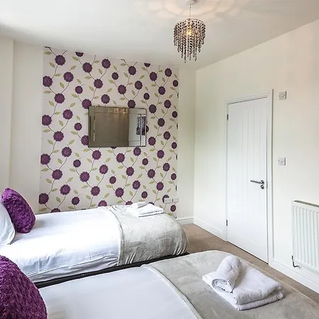 Comfortable Town Centre Apartments, Free Parking, Sleeps Up To 8 * Swindon