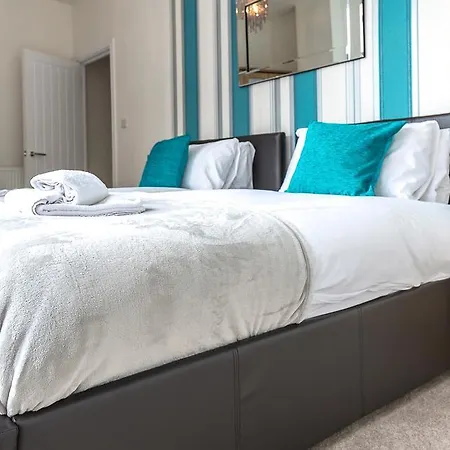 Comfortable Town Centre Apartments, Free Parking, Sleeps Up To 8 *