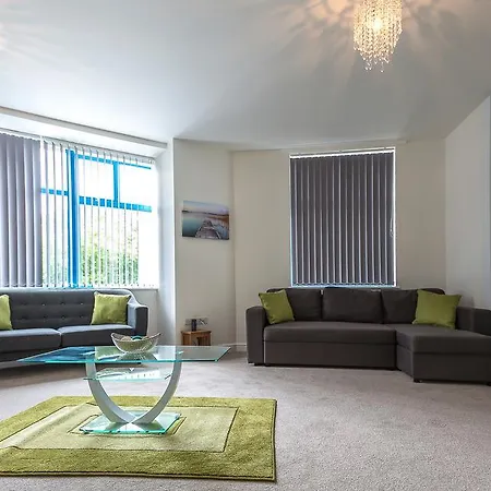 Apartment Comfortable Town Centre Apartments, Free Parking, Sleeps Up To 8 *