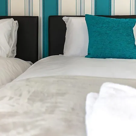 Comfortable Town Centre Apartments, Free Parking, Sleeps Up To 8 Apartment Swindon