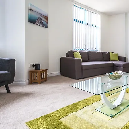 Comfortable Town Centre Apartments, Free Parking, Sleeps Up To 8 * Swindon