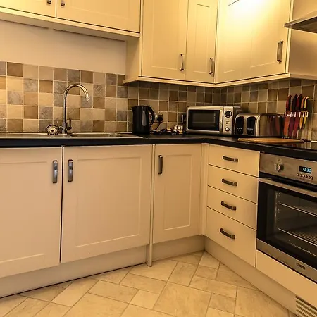 Apartment Comfortable Town Centre Apartments, Free Parking, Sleeps Up To 8 Swindon