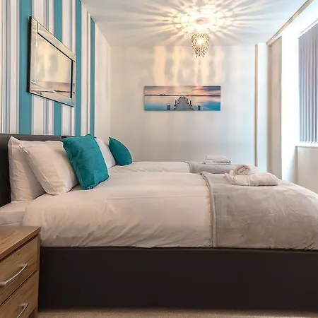 Comfortable Town Centre Apartments, Free Parking, Sleeps Up To 8 Swindon