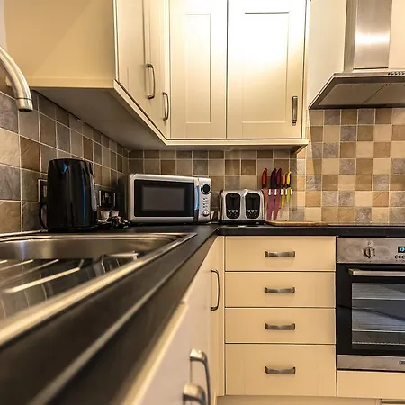 Comfortable Town Centre Apartments, Free Parking, Sleeps Up To 8 Apartment Swindon
