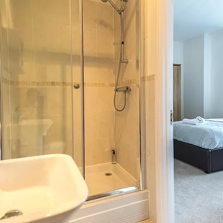 Apartment Comfortable Town Centre Apartments, Free Parking, Sleeps Up To 8 *