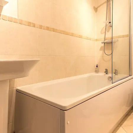 Comfortable Town Centre Apartments, Free Parking, Sleeps Up To 8