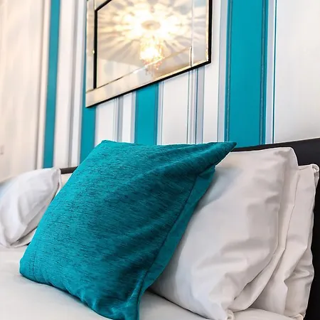 Comfortable Town Centre Apartments, Free Parking, Sleeps Up To 8 Apartment