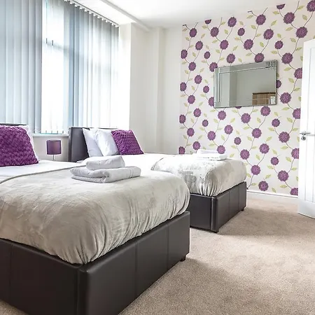 Comfortable Town Centre Apartments, Free Parking, Sleeps Up To 8 Swindon