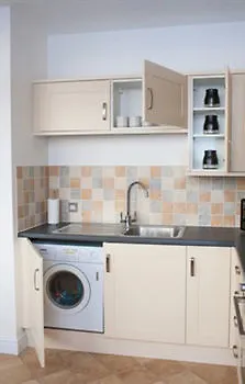 Apartment Comfortable Town Centre Apartments, Free Parking, Sleeps Up To 8 *