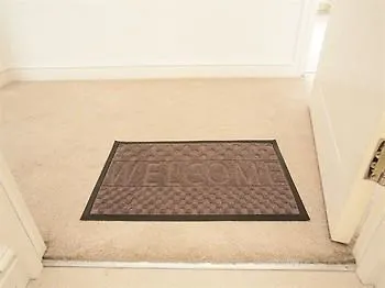 Apartment Comfortable Town Centre Apartments, Free Parking, Sleeps Up To 8 *