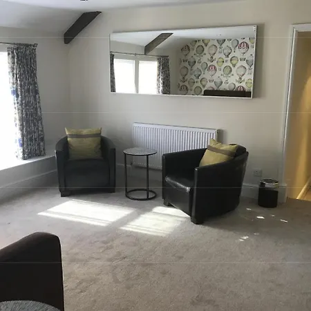 The Highworth 3* Swindon
