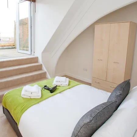 Hamilton Grace - Wessex Court 4*