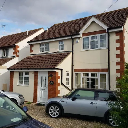 Spacious 5 Bedroom House - Sleeps Up To 10 Holiday home