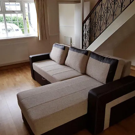Spacious 5 Bedroom House - Sleeps Up To 10 Holiday home Swindon