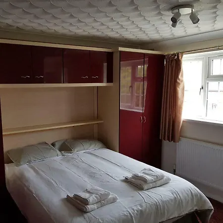 Spacious 5 Bedroom House - Sleeps Up To 10