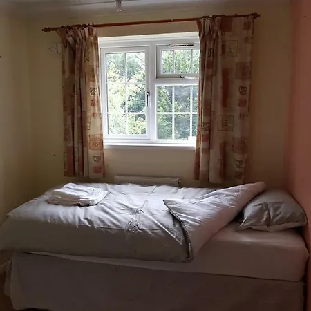 Spacious 5 Bedroom House - Sleeps Up To 10 Swindon