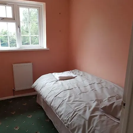 Spacious 5 Bedroom House - Sleeps Up To 10 * Swindon