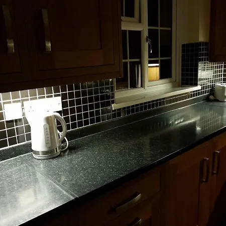 Spacious 5 Bedroom House - Sleeps Up To 10 Swindon