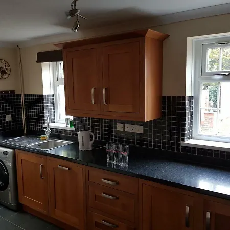 Spacious 5 Bedroom House - Sleeps Up To 10 *