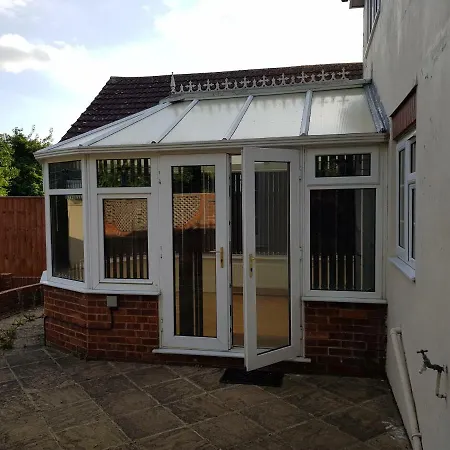 Spacious 5 Bedroom House - Sleeps Up To 10 *