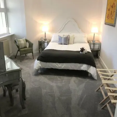 Luxury Panoramic Balcony Apartment Swindon
