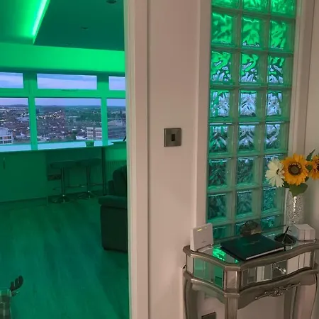 Luxury Panoramic Balcony * Swindon