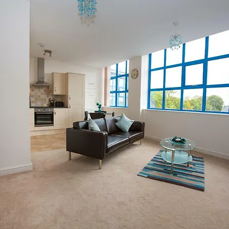 Comfortable Town Centre Apartments, Free Parking, Sleeps Up To 8 *