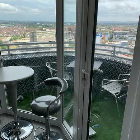 Luxury Panoramic Balcony Apartment Swindon