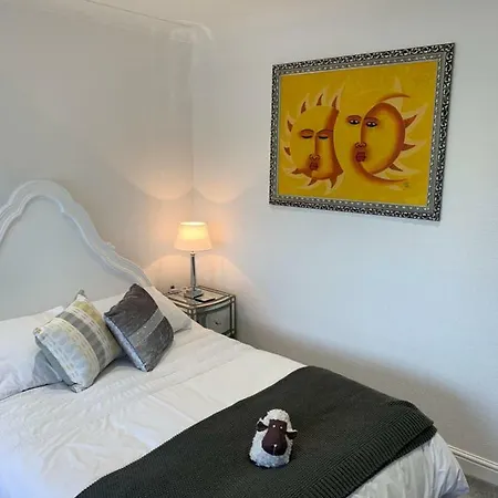 Luxury Panoramic Balcony Apartment Swindon