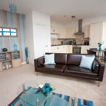 Comfortable Town Centre Apartments, Free Parking, Sleeps Up To 8