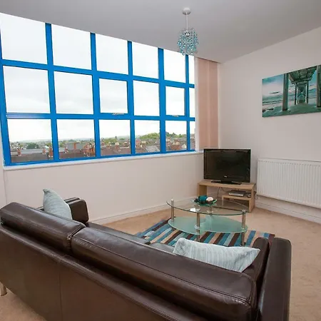 Apartment Comfortable Town Centre Apartments, Free Parking, Sleeps Up To 8 *