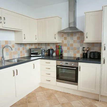 Comfortable Town Centre Apartments, Free Parking, Sleeps Up To 8 * Swindon