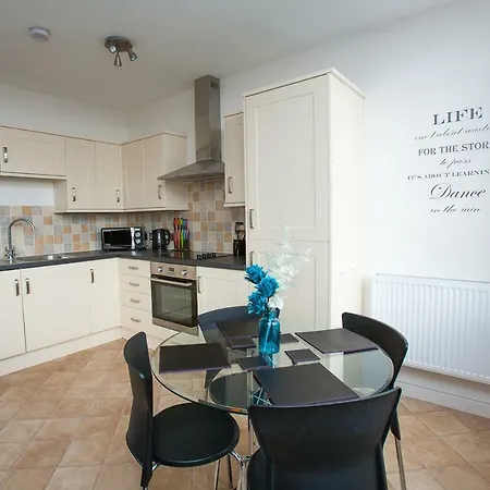 Comfortable Town Centre Apartments, Free Parking, Sleeps Up To 8 * Swindon