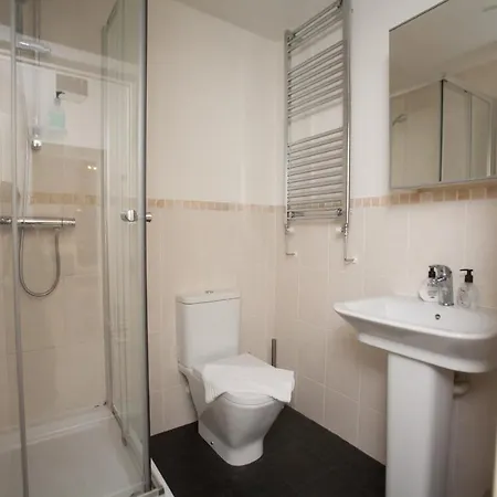 Comfortable Town Centre Apartments, Free Parking, Sleeps Up To 8 Apartment *