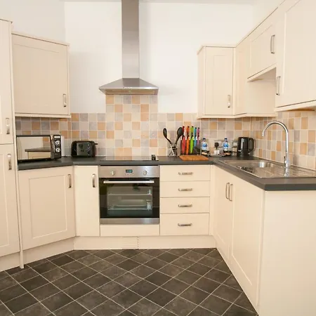 Comfortable Town Centre Apartments, Free Parking, Sleeps Up To 8 *