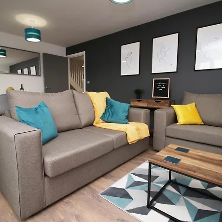Delft - Spacious Home, High Speed Wi-fi, Free Parking, Terrace Holiday home Swindon