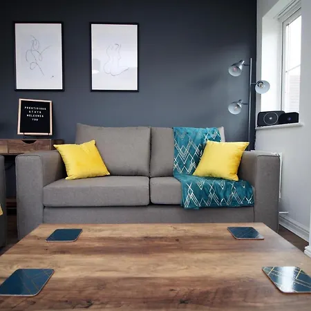 Holiday home Delft - Spacious Home, High Speed Wi-fi, Free Parking, Terrace Swindon