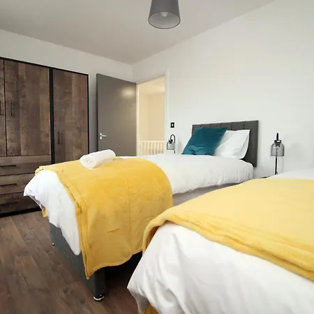 Delft - Spacious Home, High Speed Wi-fi, Free Parking, Terrace Holiday home Swindon