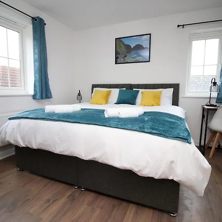 Delft - Spacious Home, High Speed Wi-fi, Free Parking, Terrace * Swindon