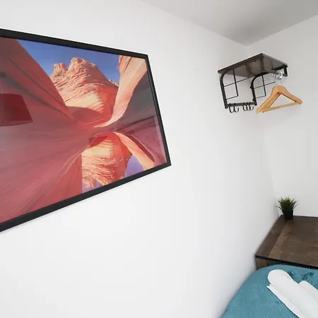 Holiday home Delft - Spacious Home, High Speed Wi-fi, Free Parking, Terrace Swindon